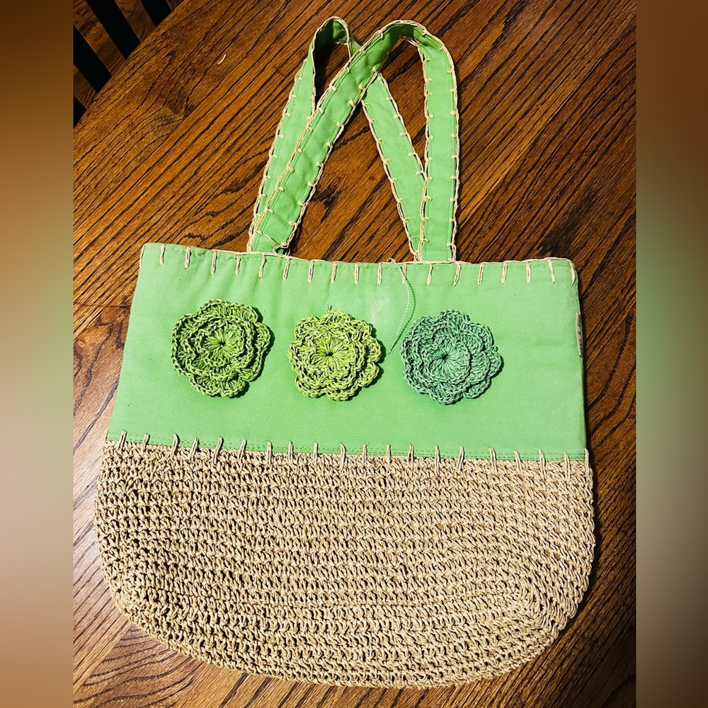 Sun & Sand Straw tote with green crocheted flowers